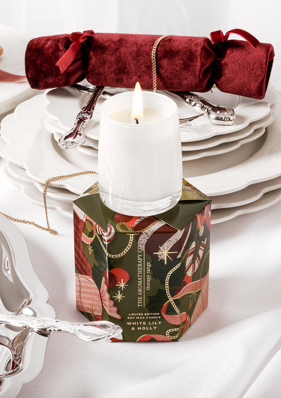 The Aromatherapy Co - White Lily & Holly Scented Candle